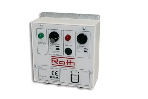Bedienfeld von Roth mit mehreren Schaltern und Anzeigen für Betrieb, Alarmton und Alarm. Geräteanschlüsse und technische Informationen sind im unteren Bereich sichtbar.
